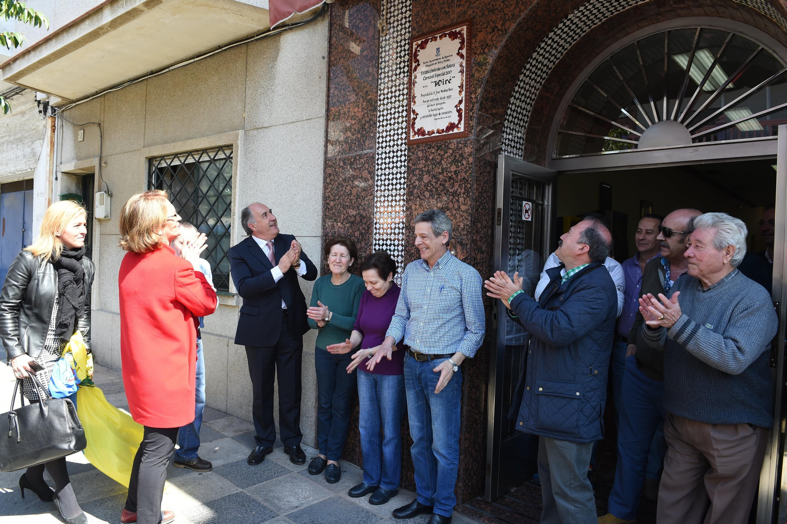 El alcalde, José Ignacio Landaluce, junto a los dueños del bar Tdiré, en Cuesta del Rayo. El alcalde, José Ignacio Landaluce, junto a los dueños del bar Tdiré, en Cuesta del Rayo.