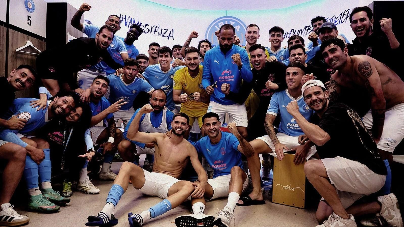 Los jugadores del Ibiza celebran su pase al 'play off' de ascenso a Segunda División. Los jugadores del Ibiza celebran su pase al 'play off' de ascenso a Segunda División.