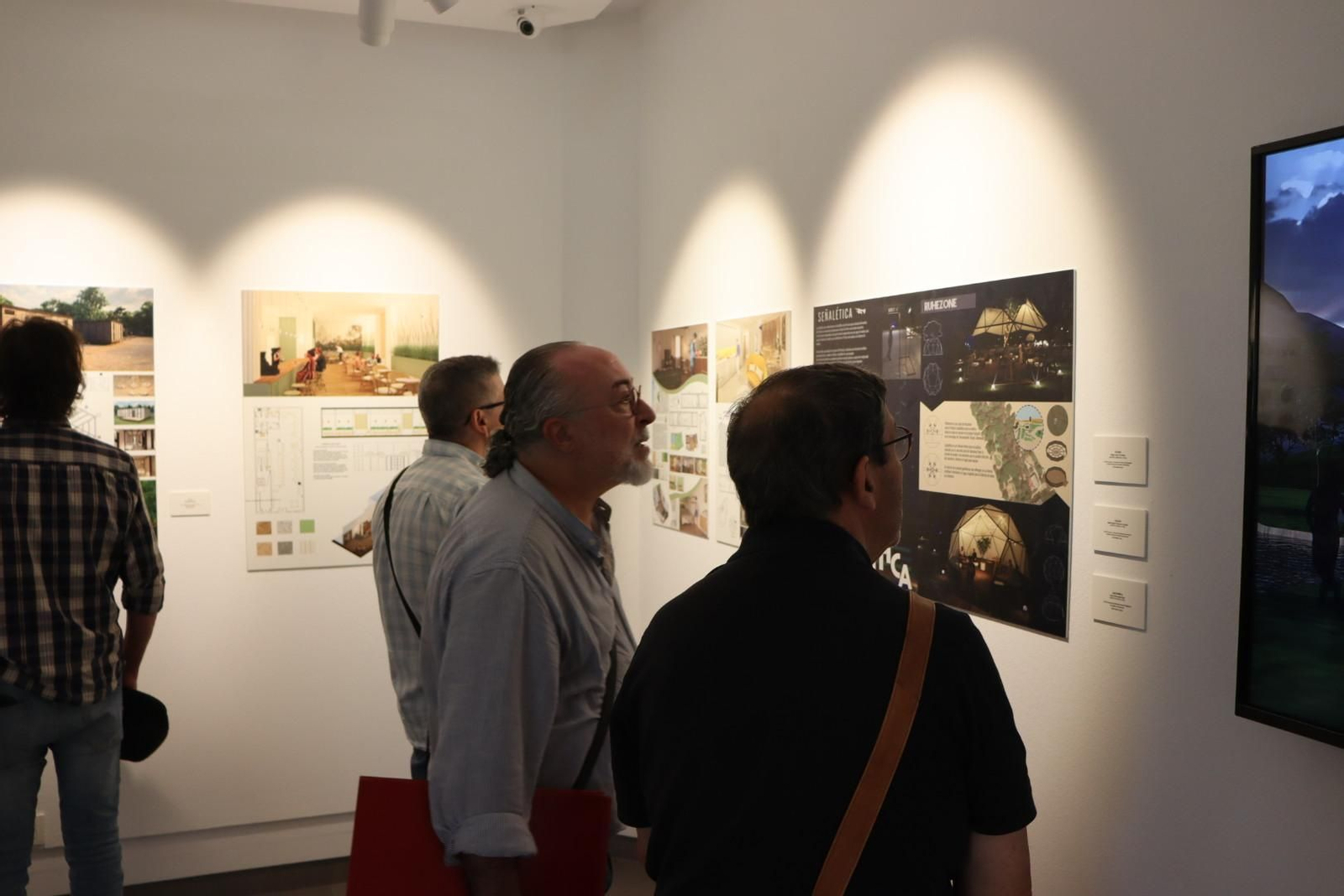 Los alumnos de las escuelas Mateo Inurria y Dionisio Ortiz exponen sus obras, en imágenes