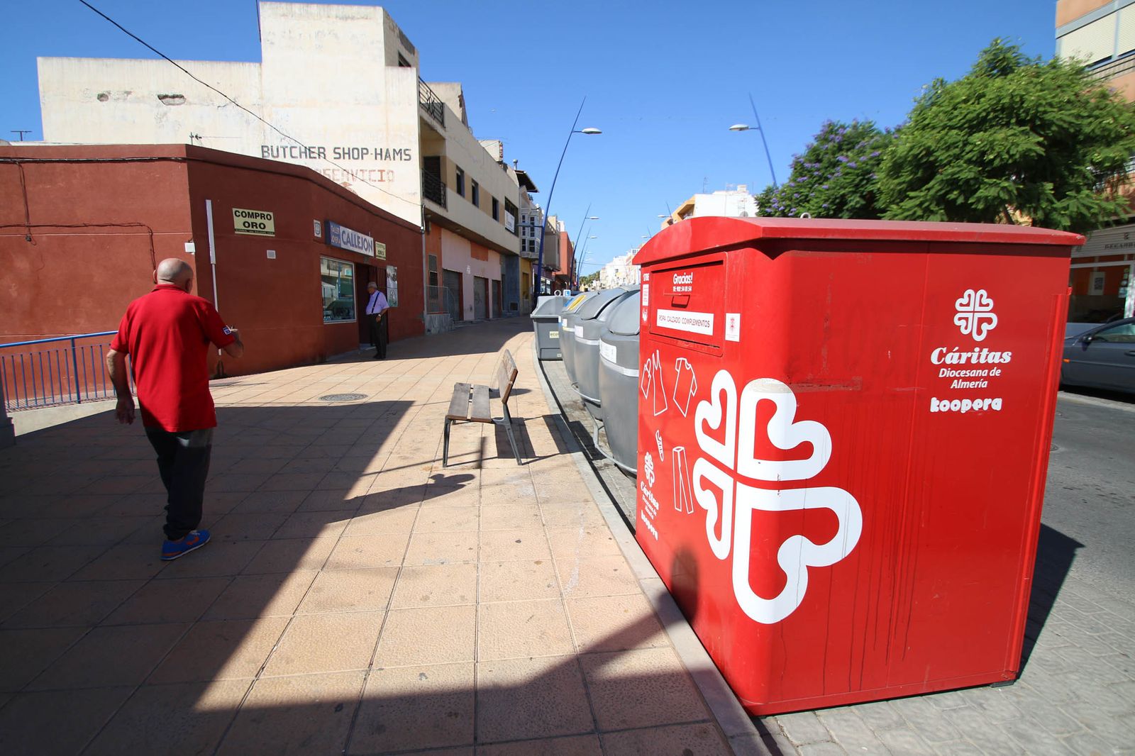 Uno de los contenedores del proyecto Koopera ubicado en la capital almeriense, con su color distintivo.