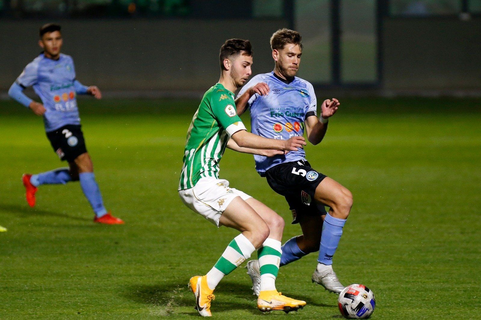 Raúl García pugna por un balón con un defensa.