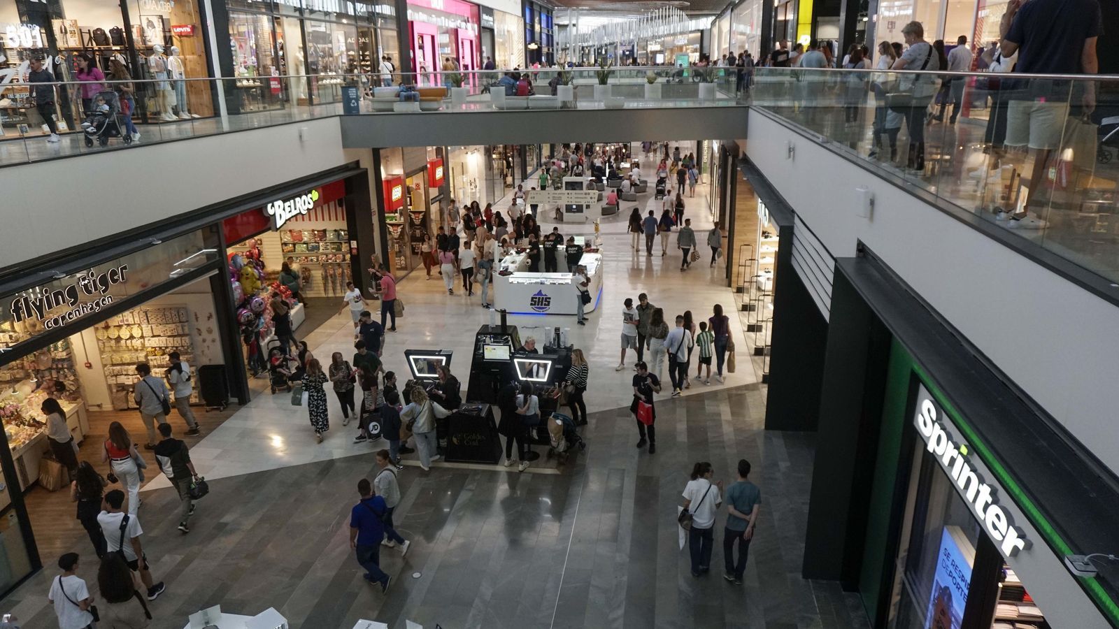 Interior del centro comercial Lagoh de Sevilla lleno de tiendas.