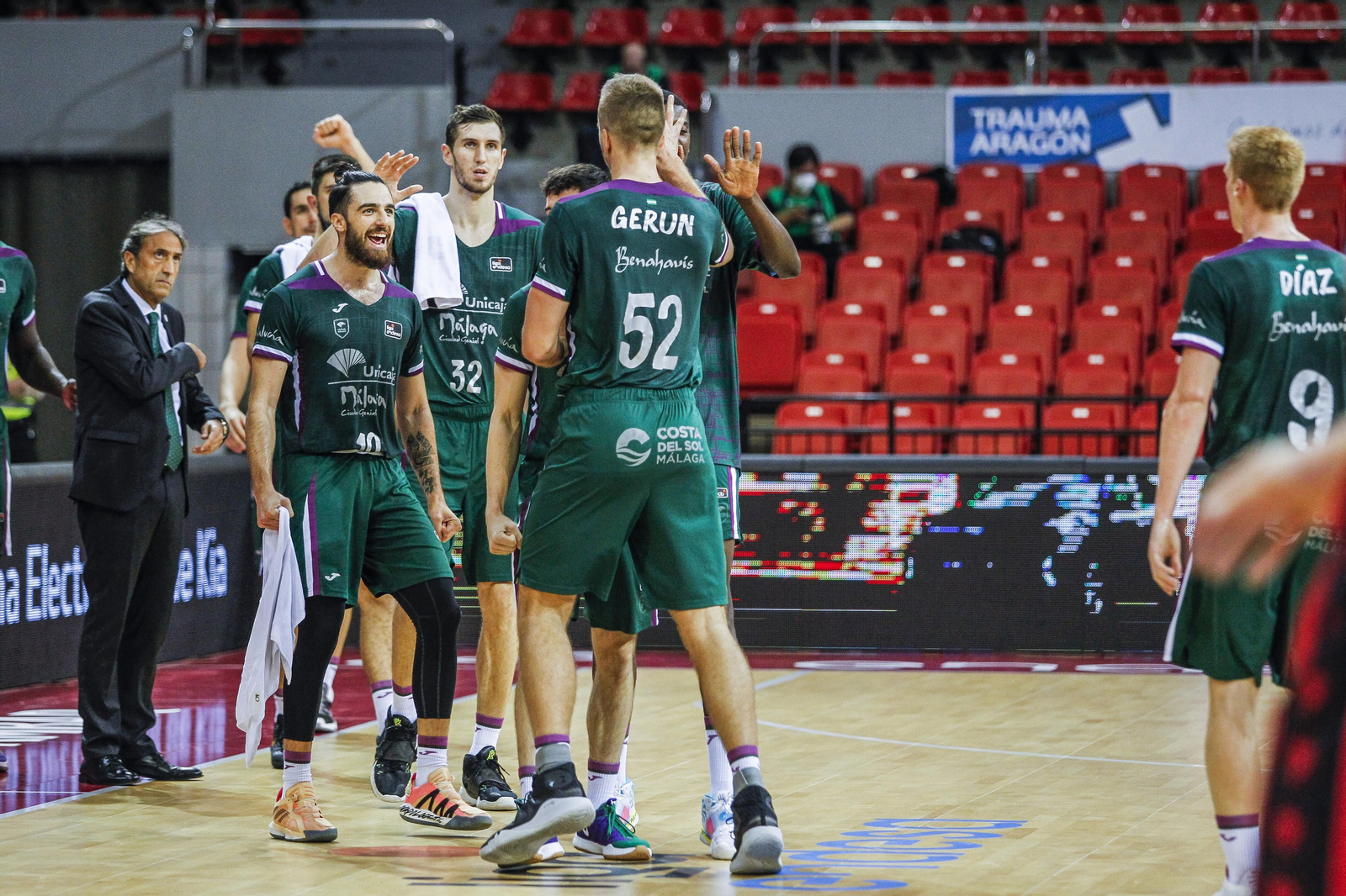 Francis Alonso celebra con Gerun una canasta.