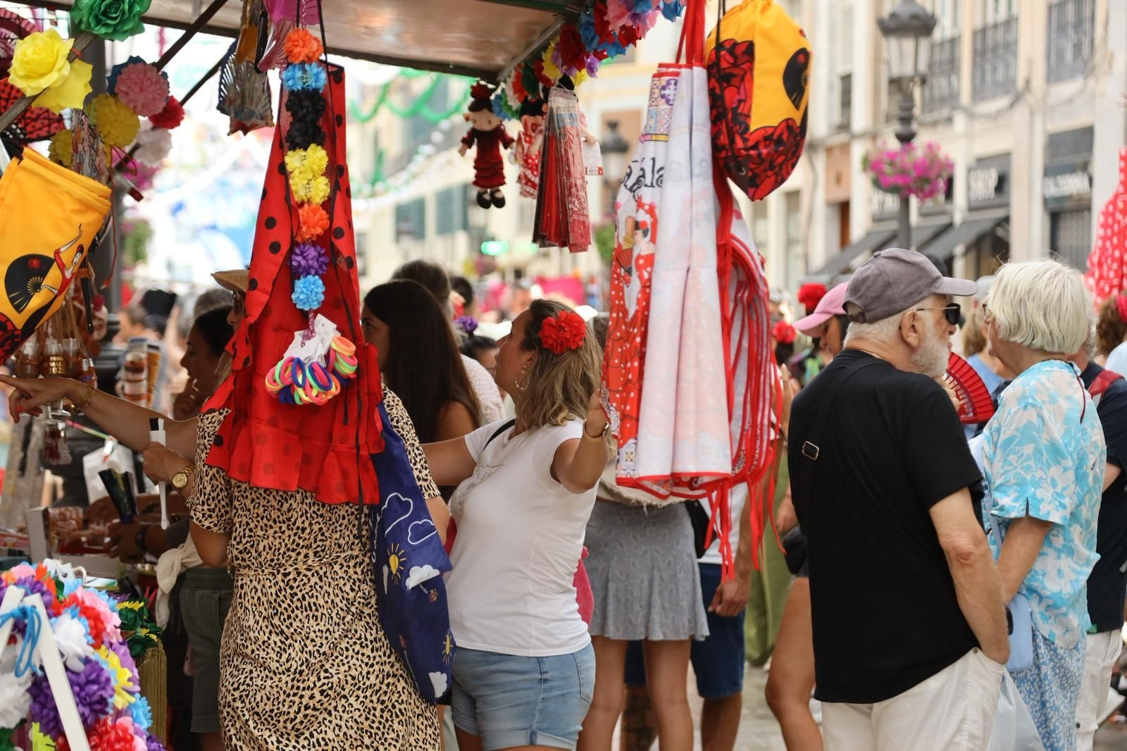 La fiesta en las calles del Centro de Málaga este domingo de Feria, en imágenes