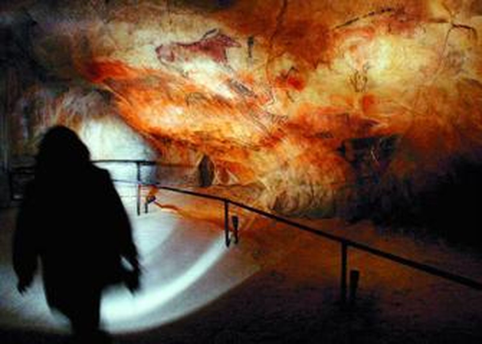 Un visitante en la reproduccion de la cueva de Tito Bustillo.