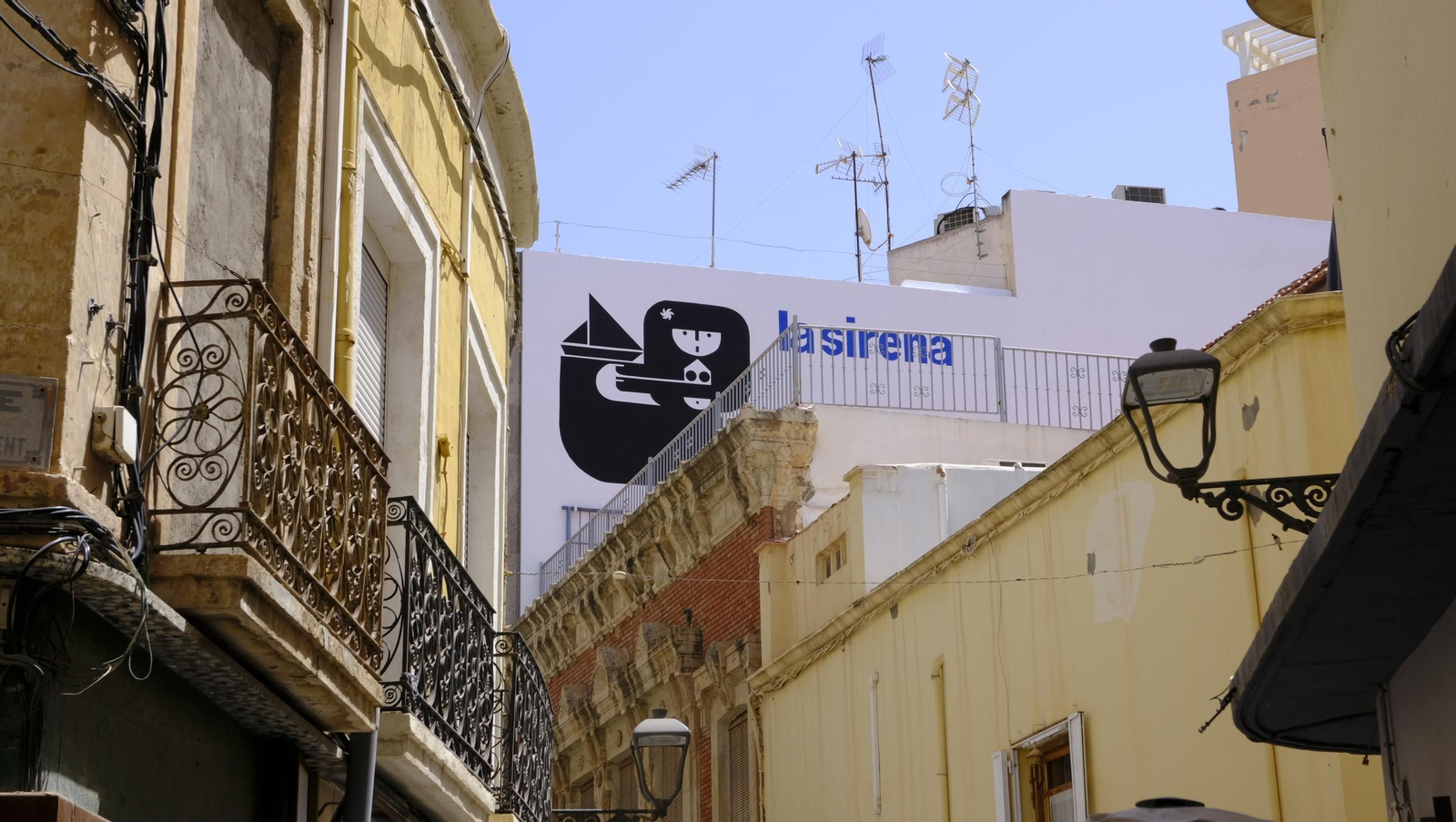 La Sirena, en la medianera del número 25 de la calle Las Tiendas