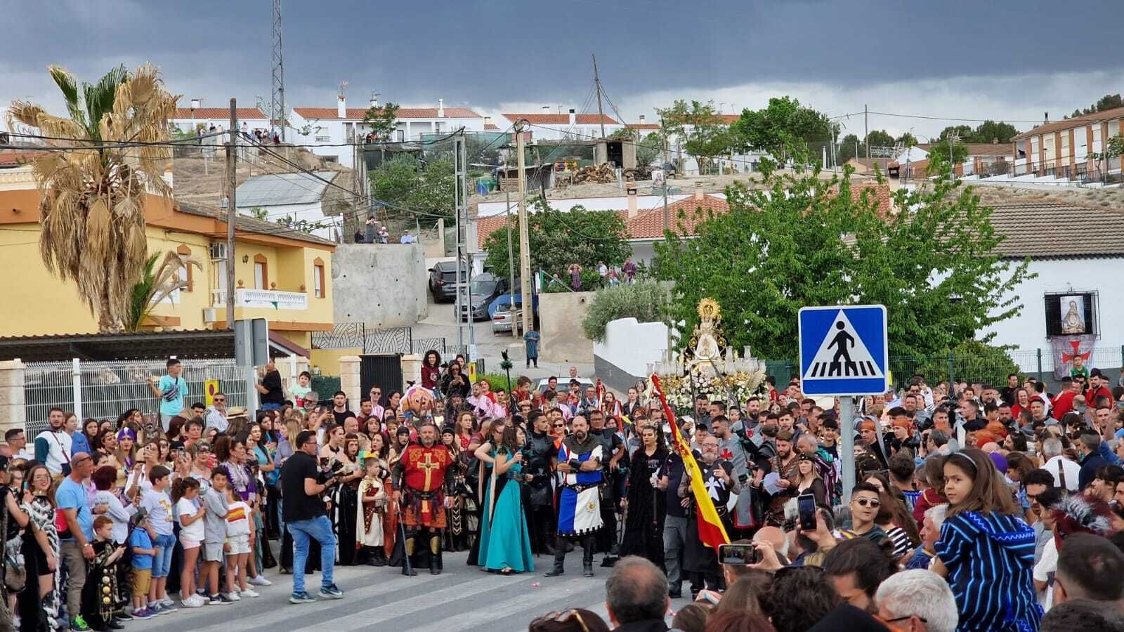 La primera batalla, en la que se escenifica el cautiverio de la Virgen por los moros.