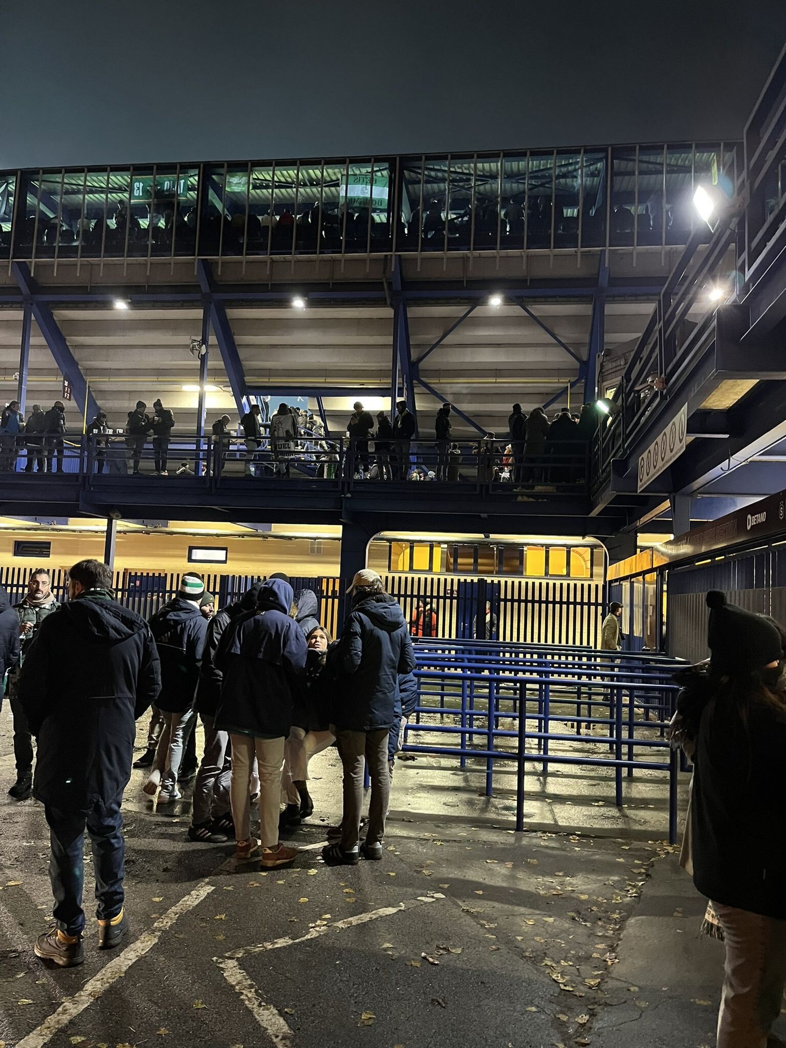 Los béticos esperan a las puertas del Generali Arena ante la negativa de la seguridad para acceder