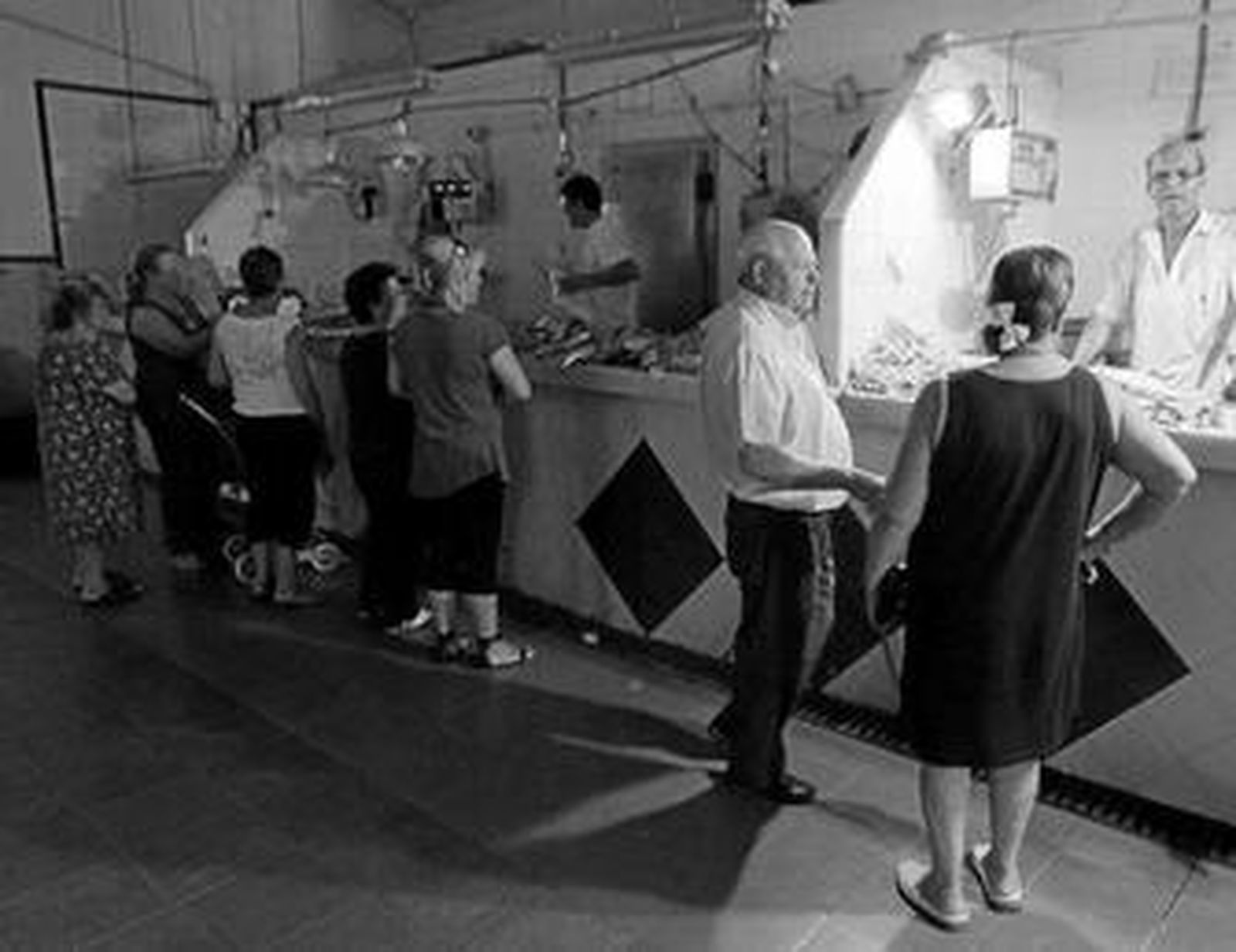 Los clientes de la plaza del mercado de Federico Mayo tuvieron que hacer sus compras en penumbra.