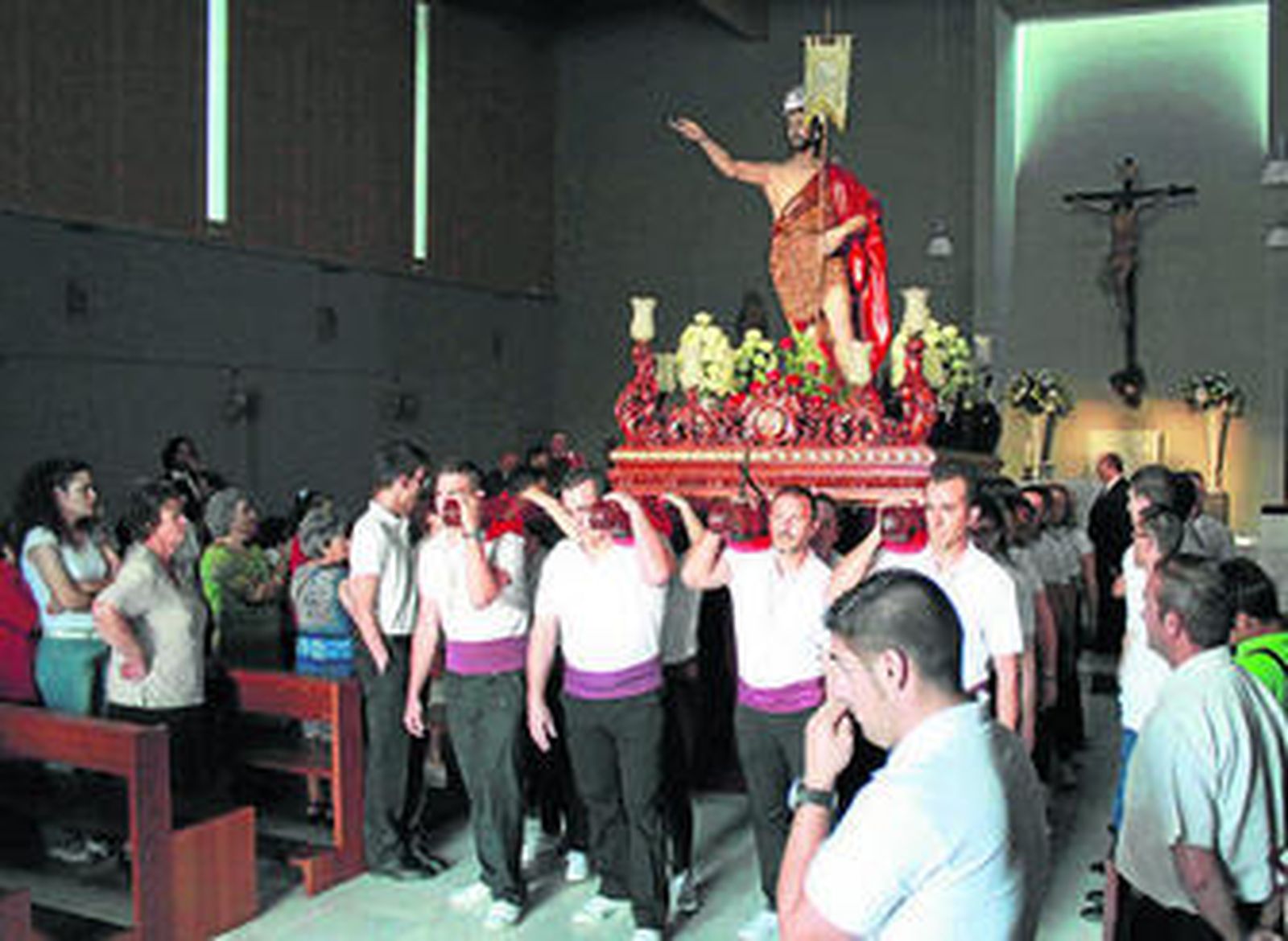 Misa y procesión ponen el broche de oro a las fiestas en las 200 viviendas