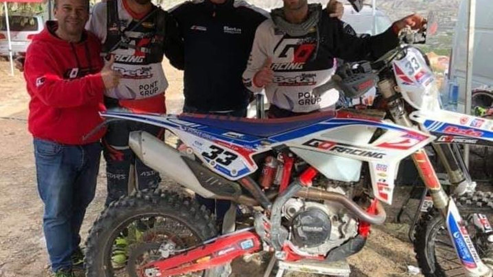 José Manuel Morillo (primero por la derecha), con la moto prestada por Rafael Díaz.