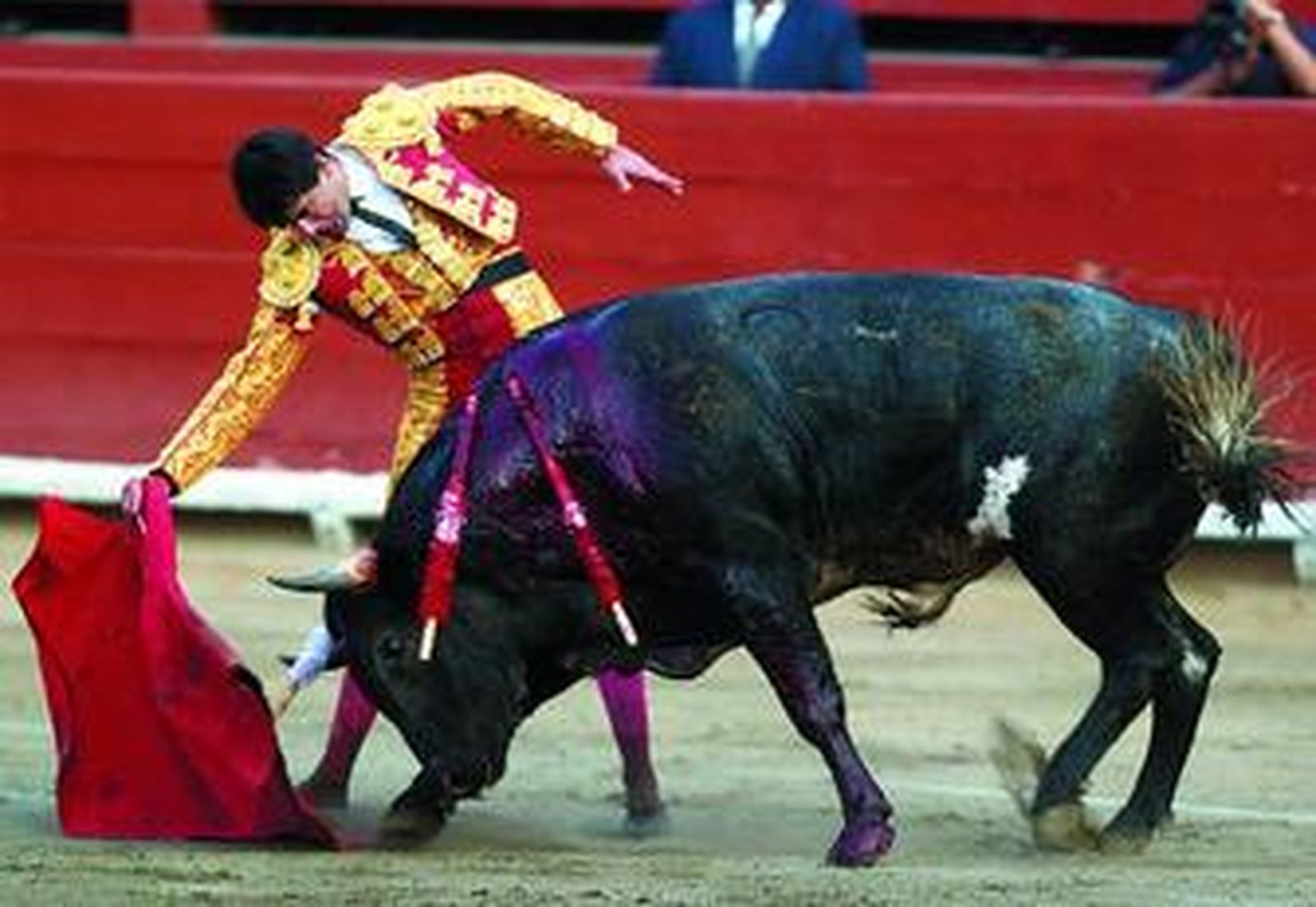 Doblón de Ponce en su triunfal faena  con el toro de Bernaldo de Quirós.