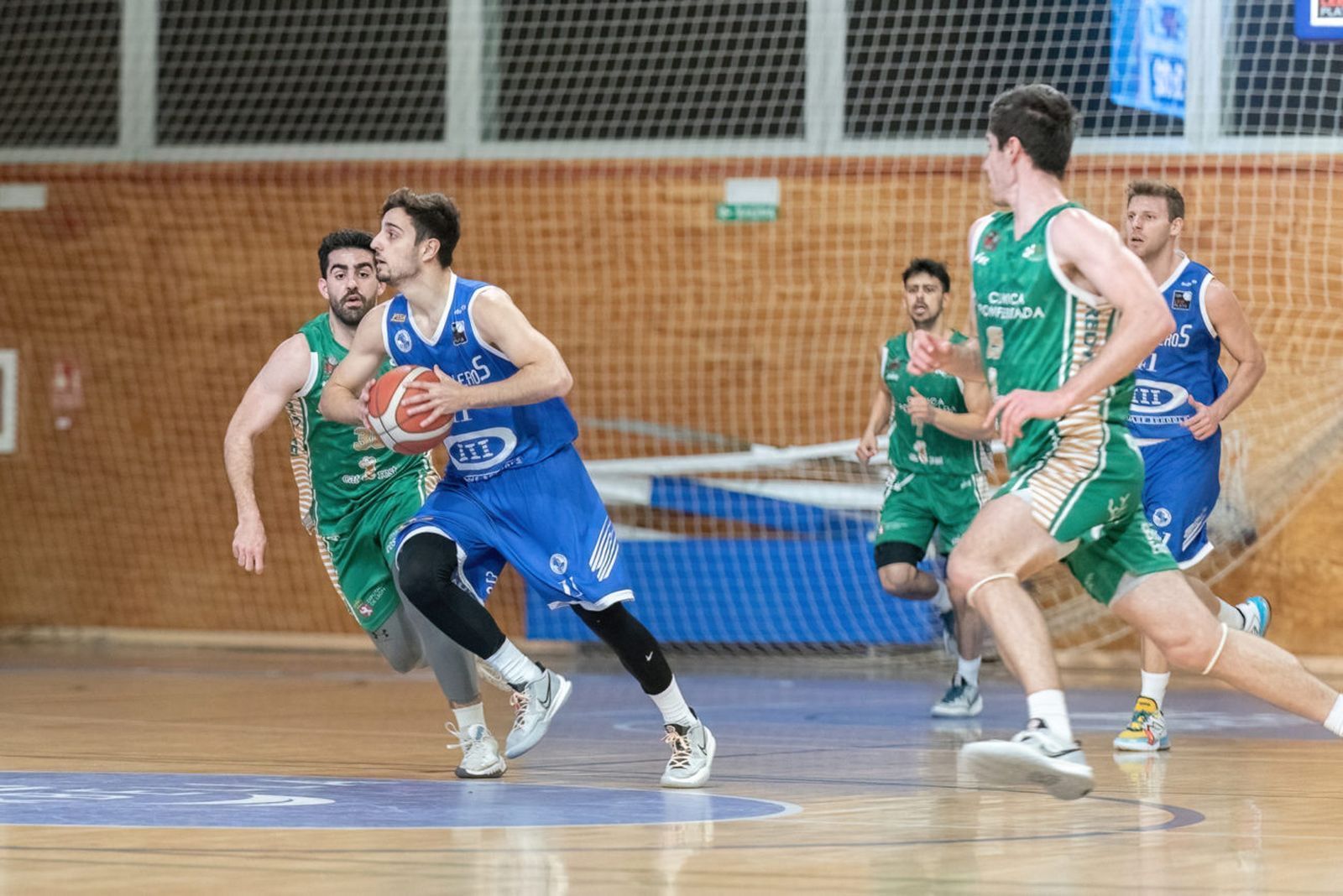 Lucas Muñoz da un pase en el partido en el Carlos Cabezas.