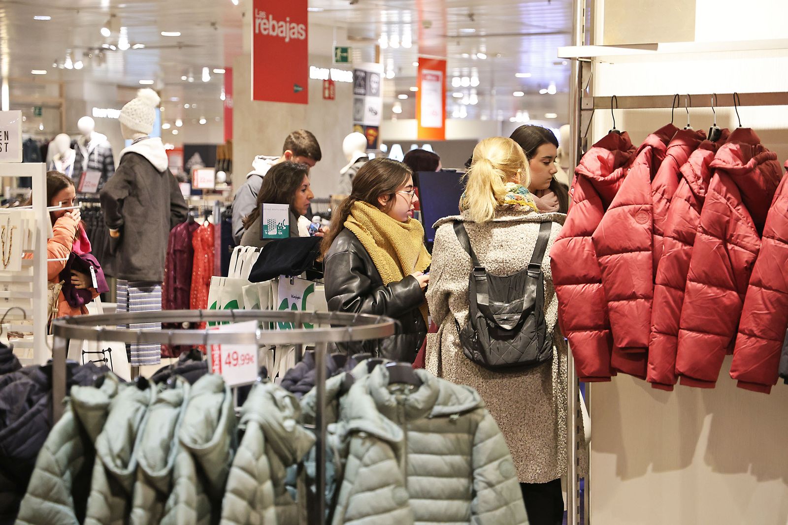Las fotos del primer día de rebajas en El Corte Inglés de Huelva: frío, colas y descuentos