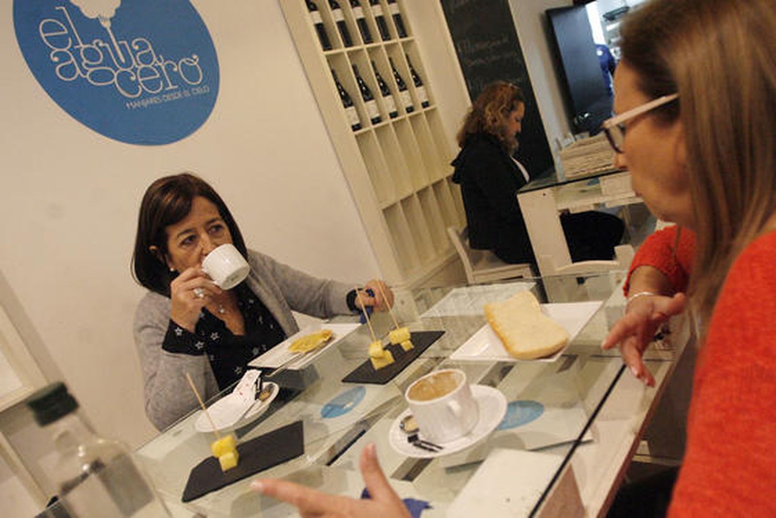 Desayuno en el aguacero. El restaurante El Aguacero ofrece a sus clientes una tarjeta con la que premia la fidelidad y regala un desayuno una vez que se complete el documento, una iniciativa que los responsables reconocen que está funcionando muy bien.

Foto: Barrionuevo