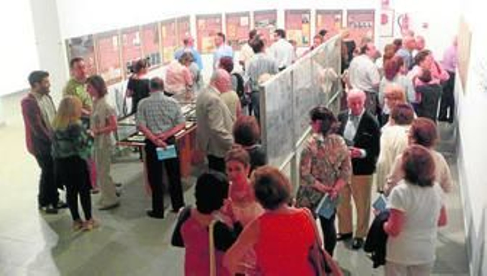 Un gran número de personas acudió al acto inaugural de la muestra en el teatro de Aracena .