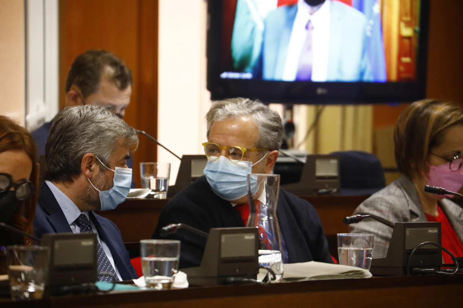 Los ediles del PP Salvador Fuentes y Miguel Ángel Torrico conversan en el Pleno.