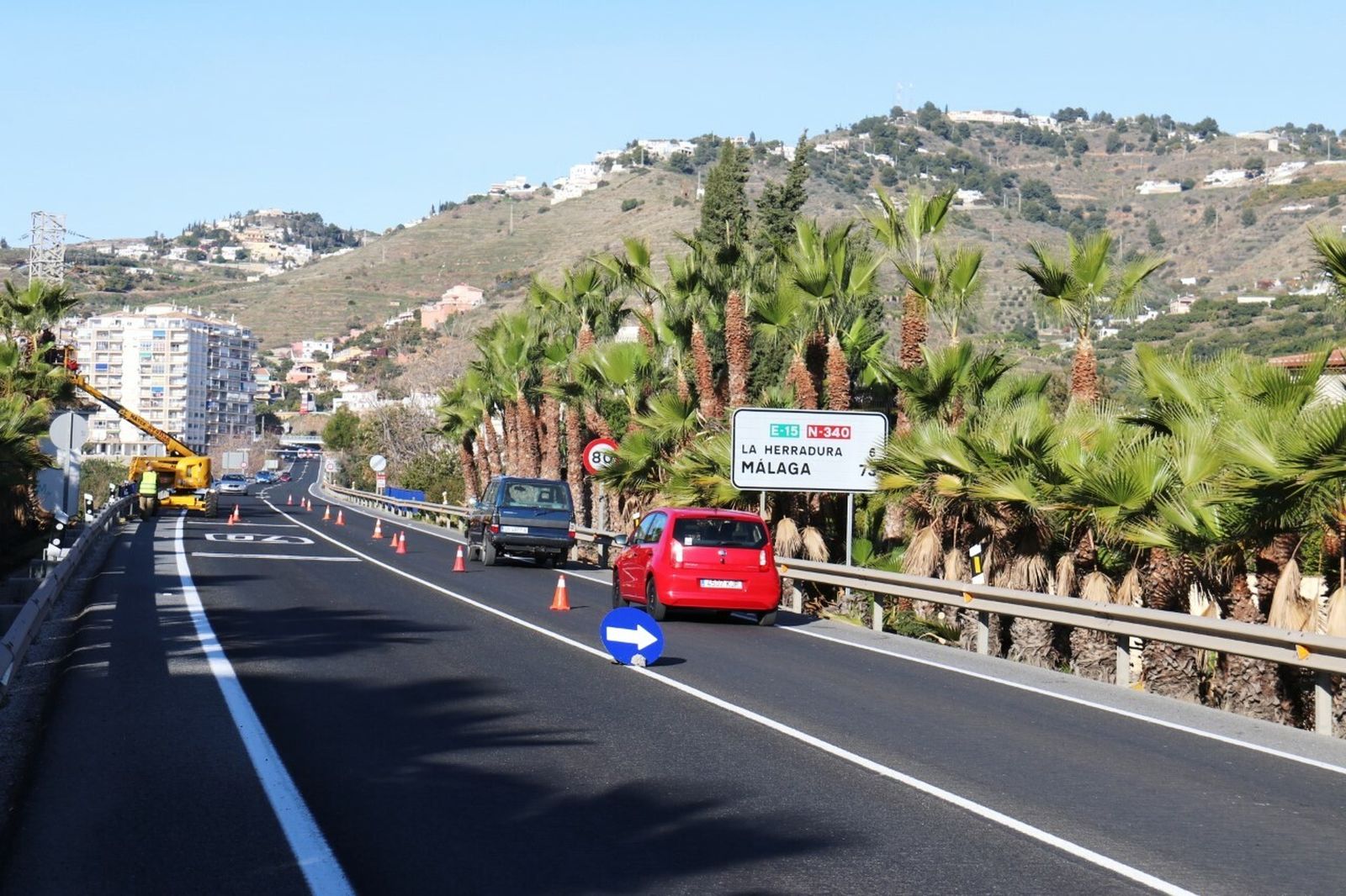 Almuñécar (Granada) regula el tráfico en la carretera N-340 para realizar la limpieza de palmeras
