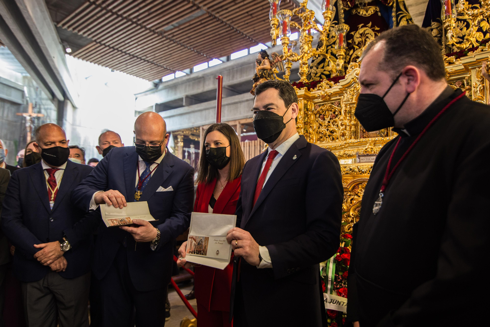 Así ha sido la visita del presidente de la Junta a las hermandades del Lunes Santo de San Fernando