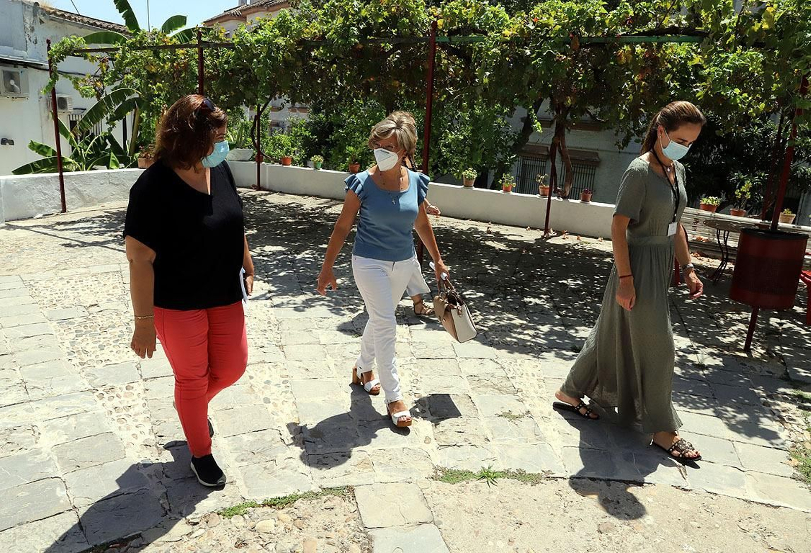 Carmen Collado visitando, el pasado verano, el albergue municipal.