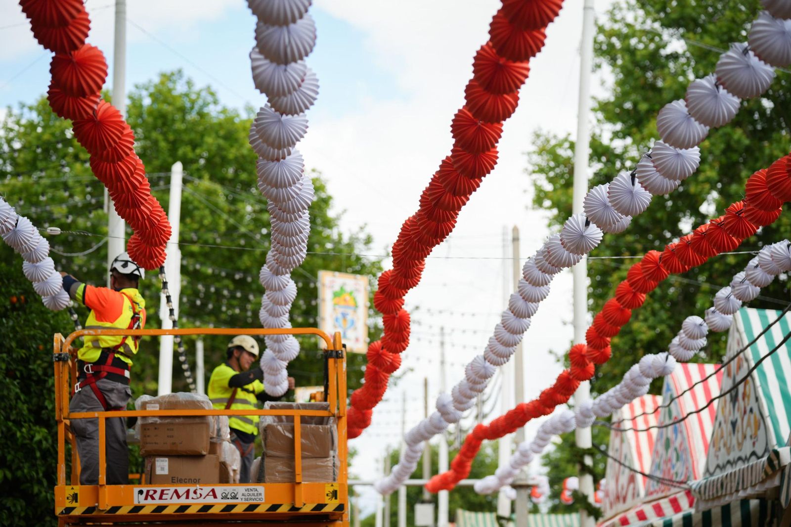 Últimos preparativos de la Feria de Abril.