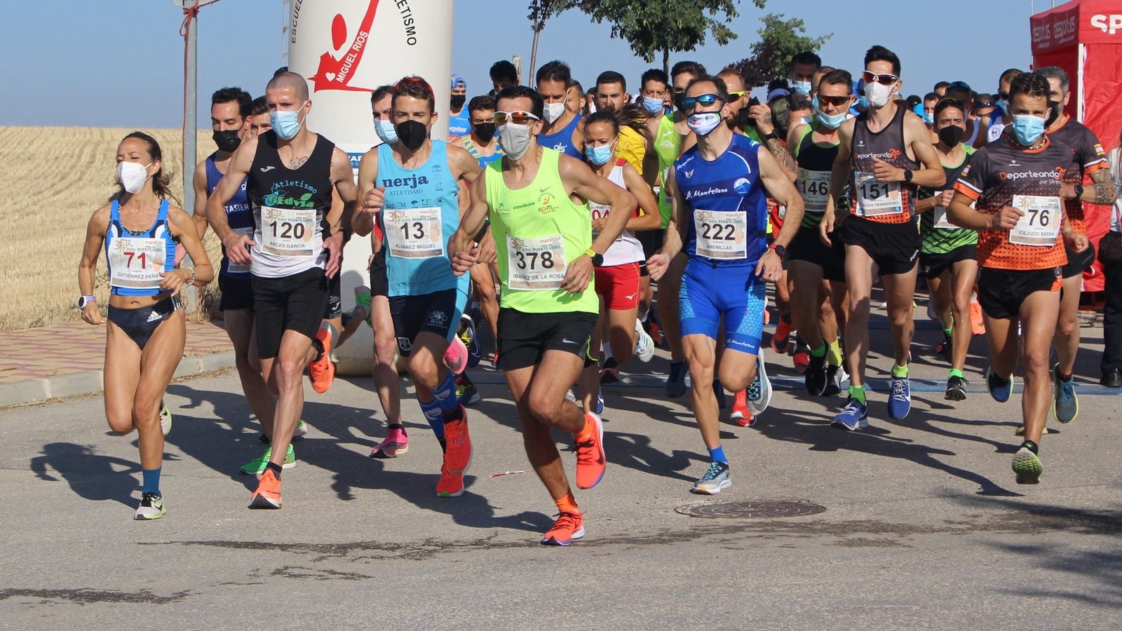 Los participantes, en la salida de la Media Maratón de Puente Genil.