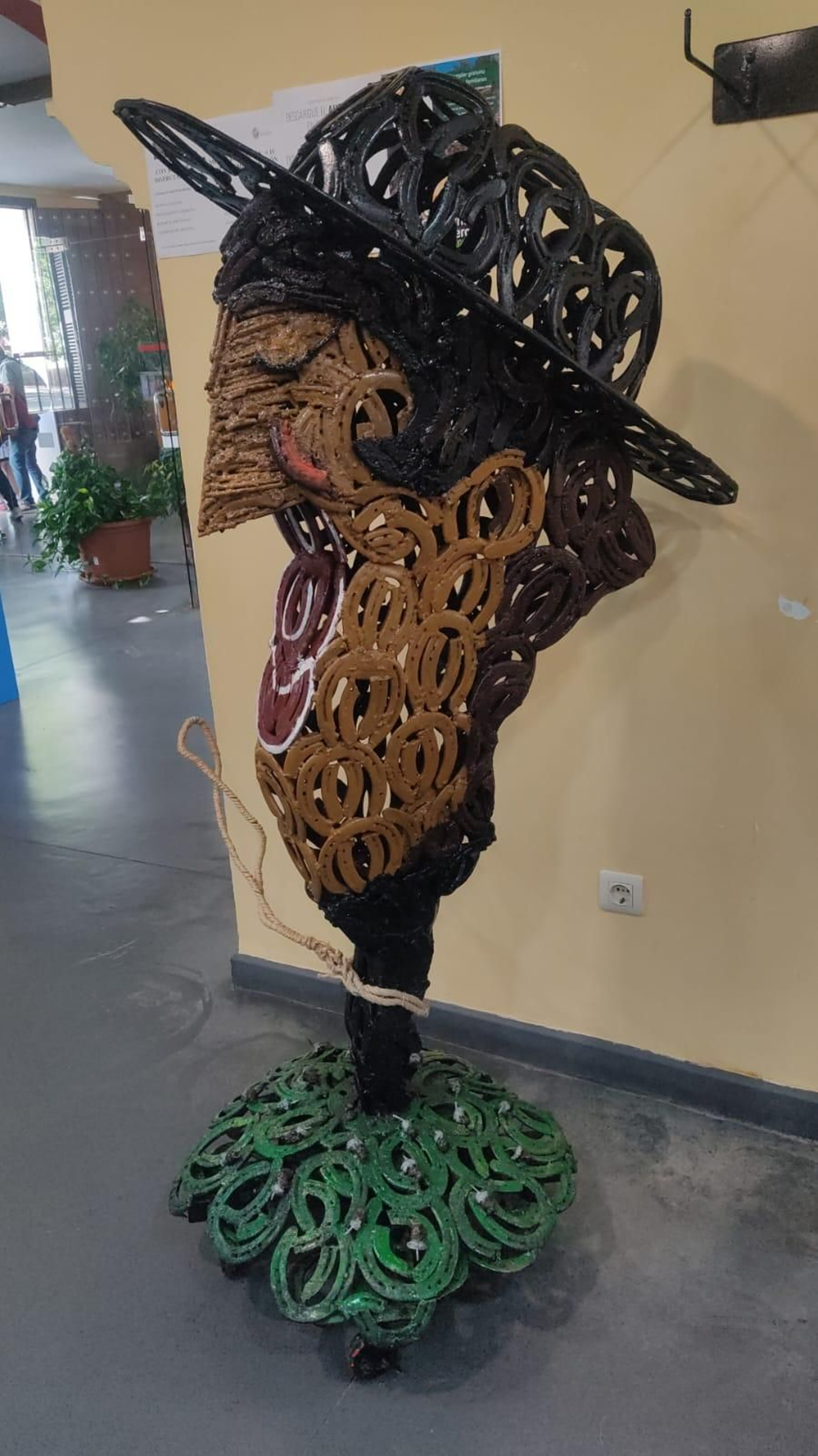 El artista de Aracena que convierte herraduras en obras de arte únicas: Ha creado más de 300 figuras de hierro