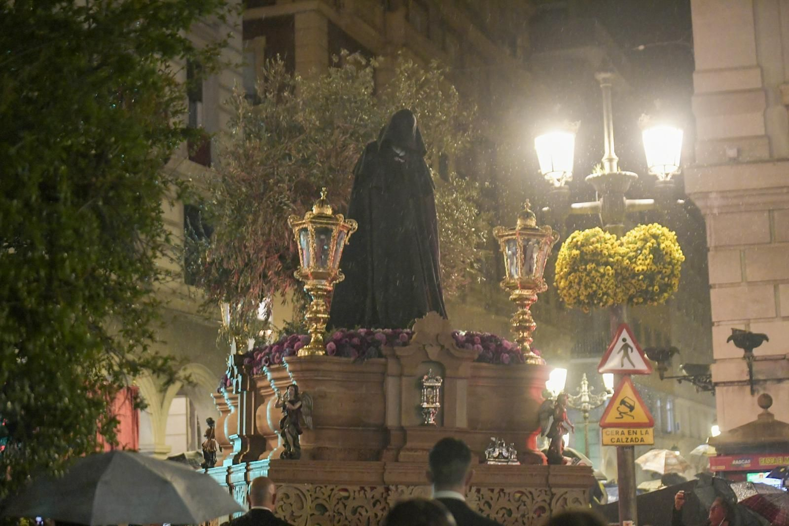 El Cautivo tuvo que protegerse de la lluvia.