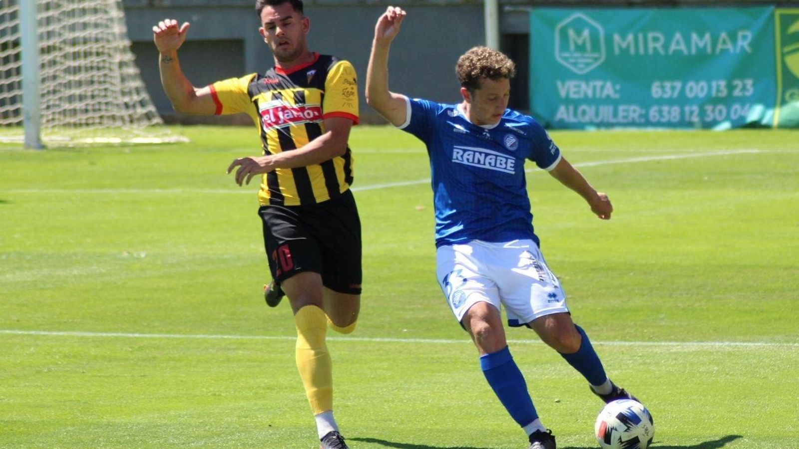 Basto despeja el balón.