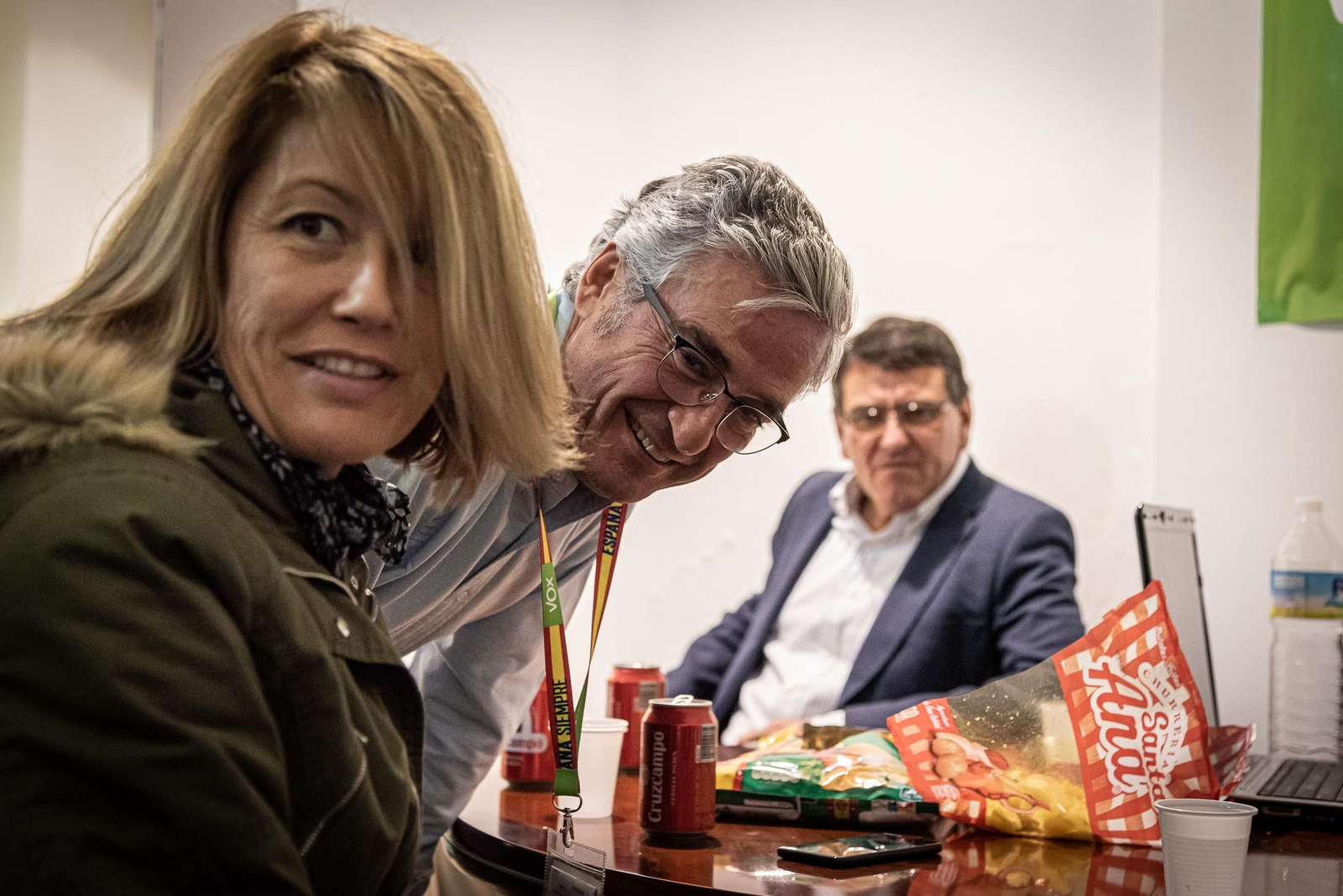 Imágenes de la jornada electoral en la sede de VOX en Huelva