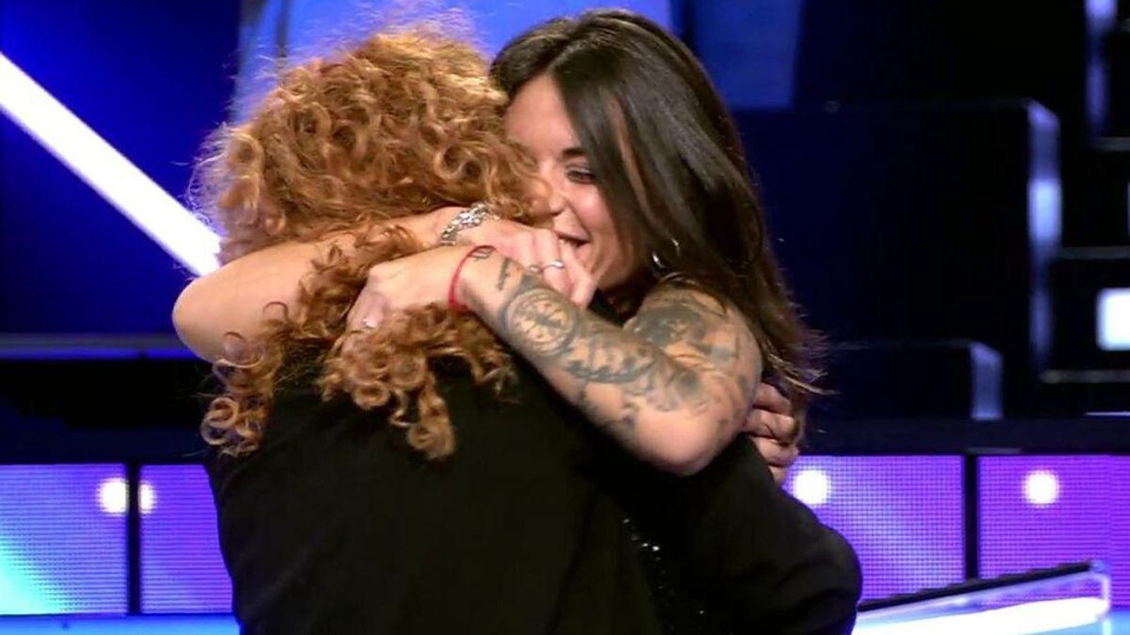 Fiama abraza a Sofía Cristo, este jueves, en el plató, tras ser expulsada.