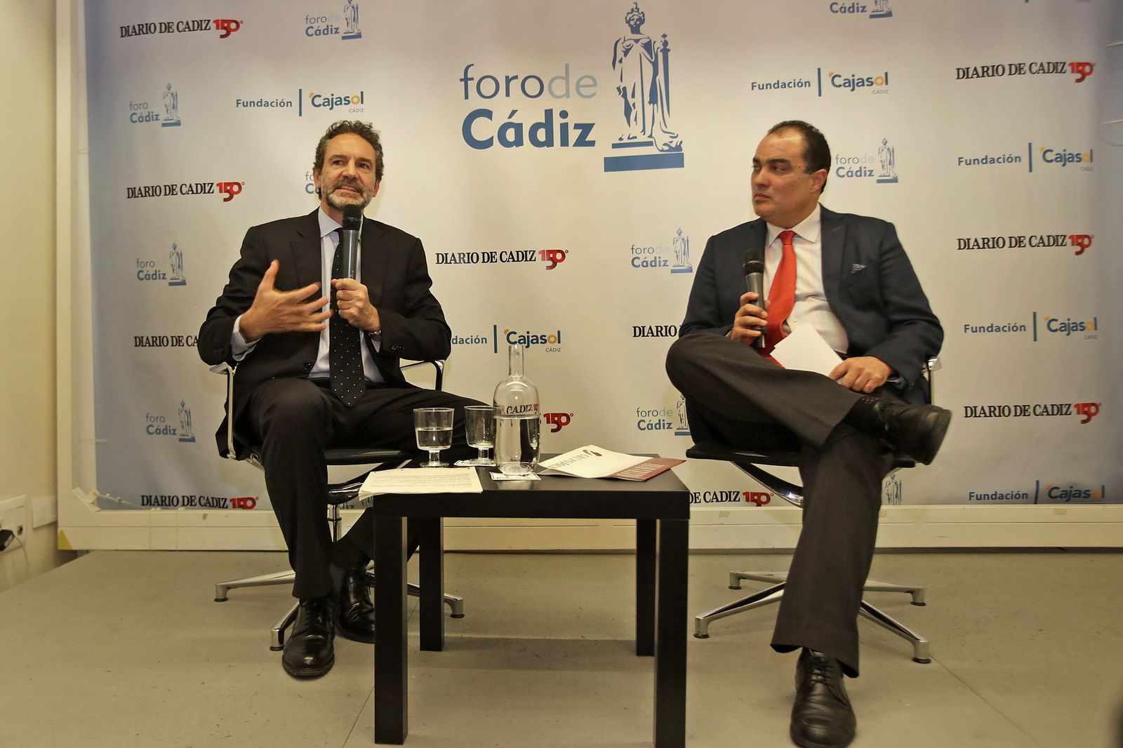 Andrés Conde en un momento del coloquio con el director de Diario de Cádiz, David Fernández.