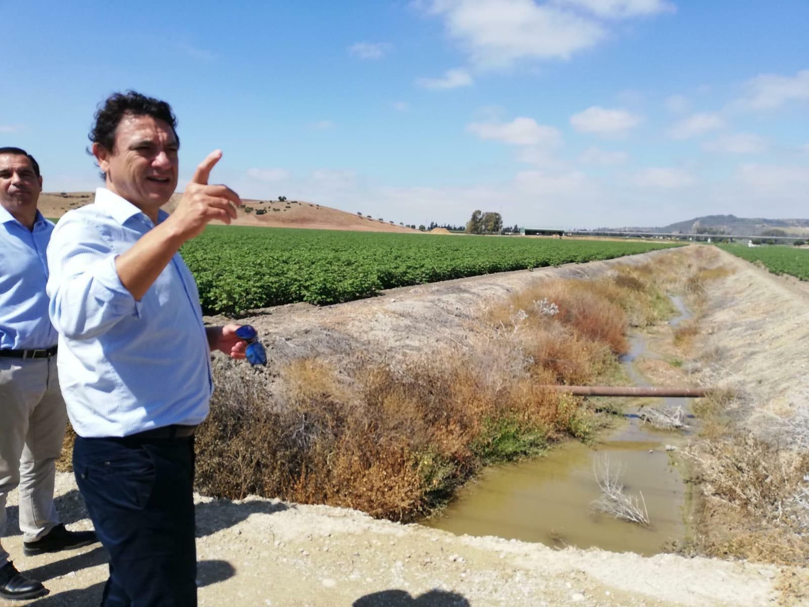 Daniel Sánchez, durante su visita a la finca Los Potros, que linda con el Guadalete.