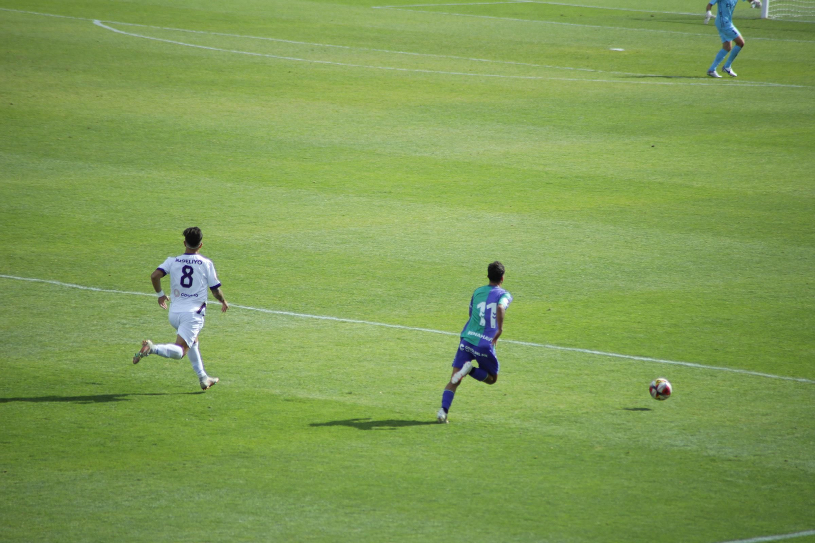 Joselillo corre tras un jugador del Atlético Malagueño