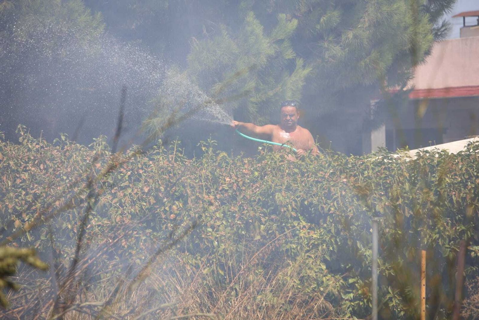 Un vecino colaborando en las tareas de extinción del incendio registrado en Caulina