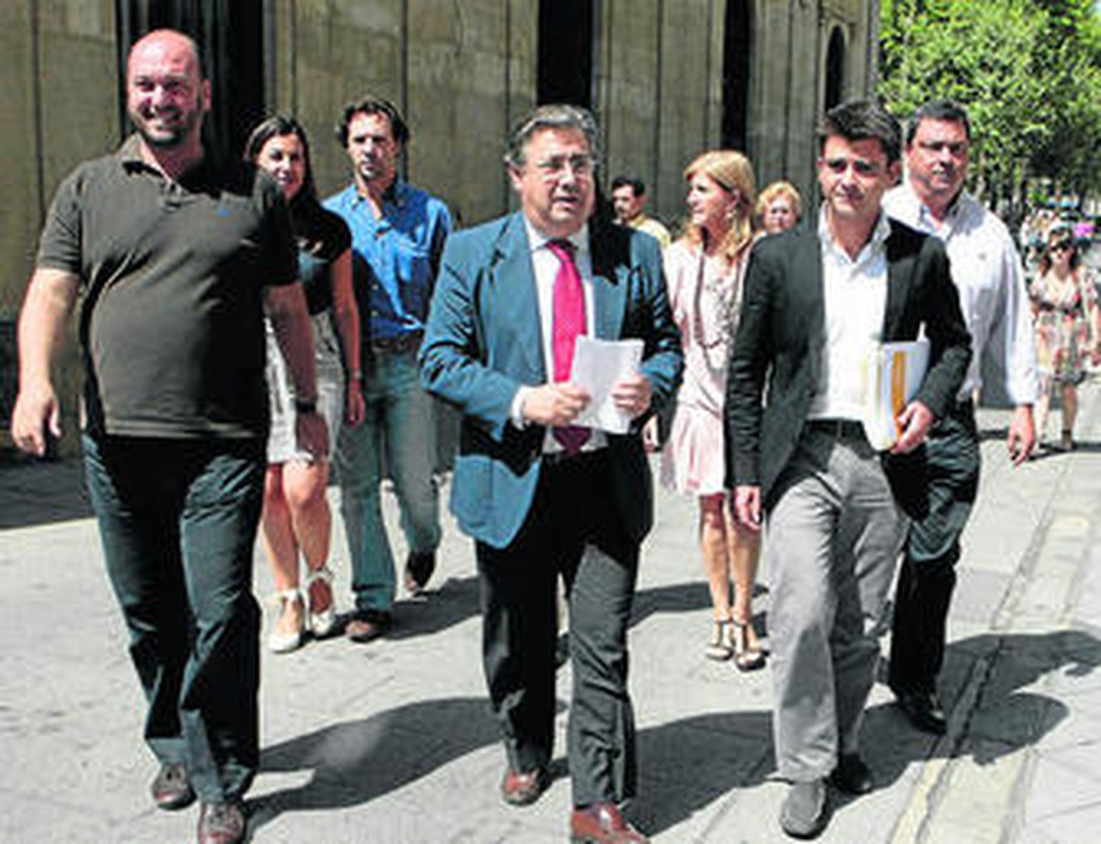Zoido, Beltrán Pérez y otros concejales del PP caminan en dirección al Laredo para la rueda de prensa.
