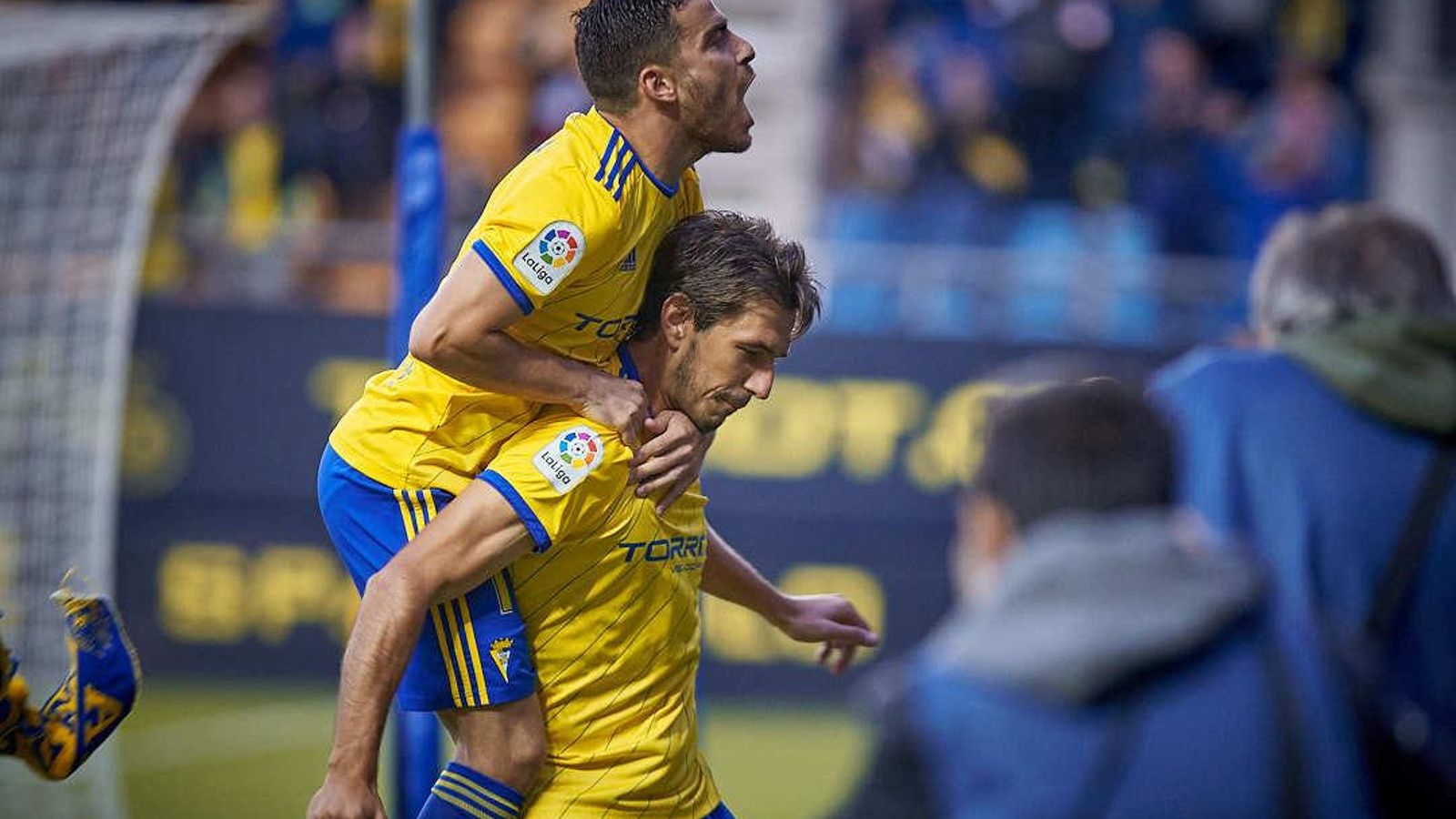 Agra y Lekic celebran el tanto del delantero serbio.