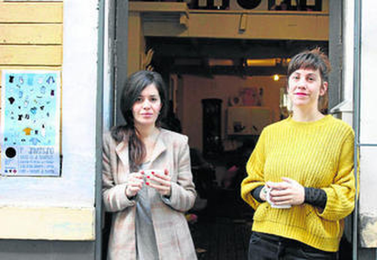 Gloria Gómez Trenado e Izaskun Canales, en la puerta de La Fibra, en el número 17 de la calle Juzgado.