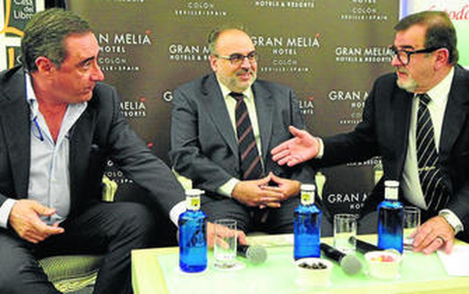 Carlos Herrera, Enric Juliana y José Rodríguez de la Borbolla, ayer en Sevilla.