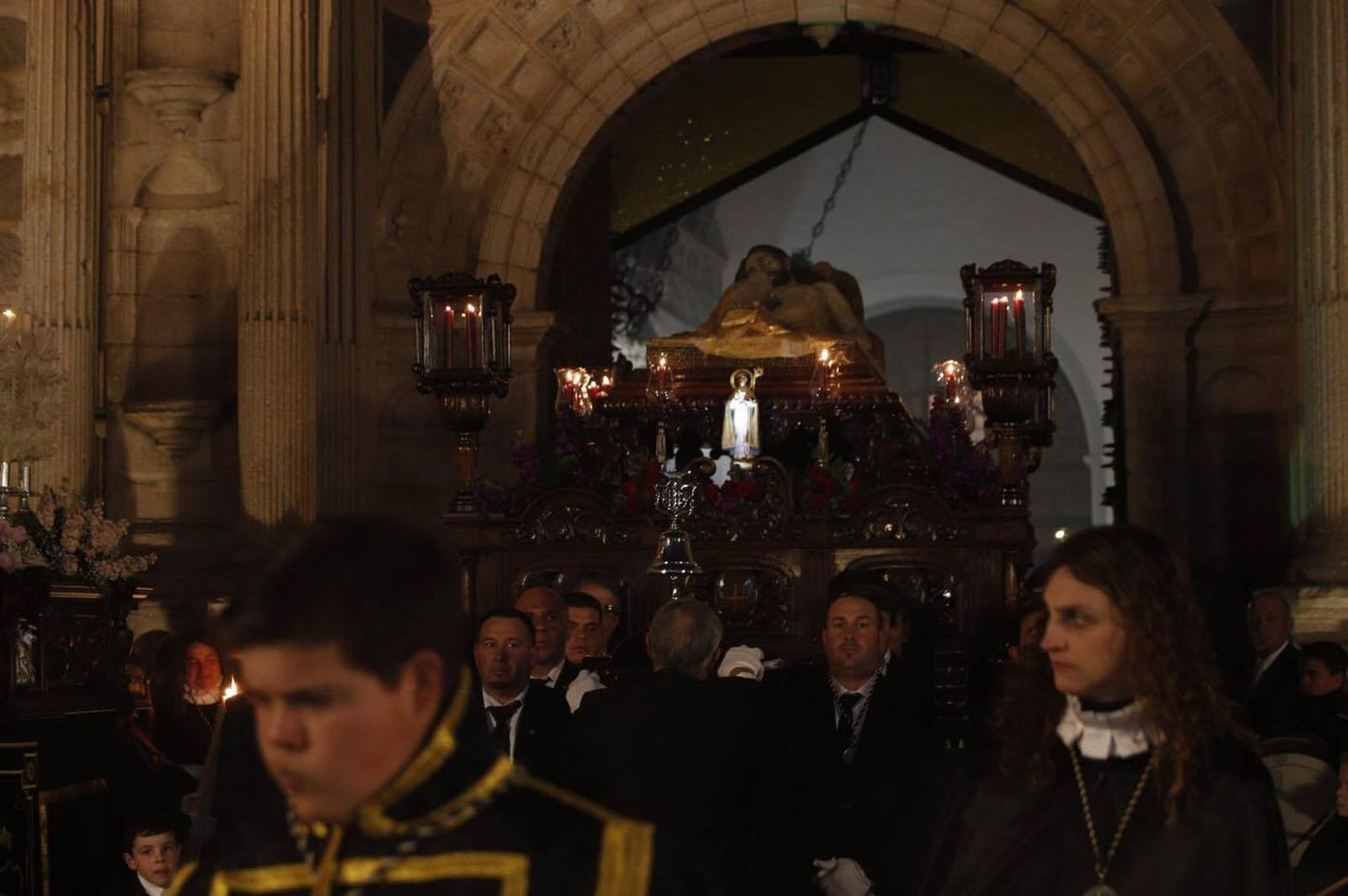 Viernes Santo en Hinojosa: Silencio ante el santo Sepulcro