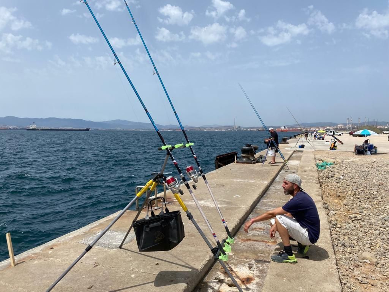 Miembros de la asociación disfrutando de la jornada de pesca