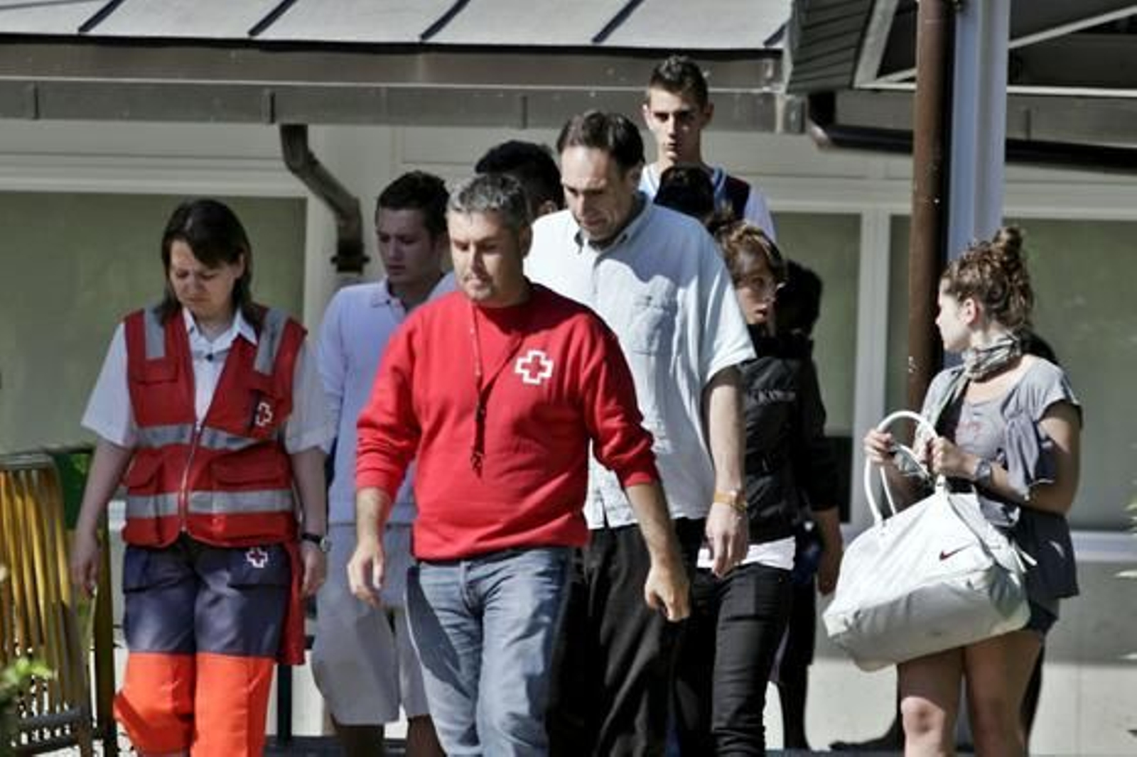 Amigos y familiares de la victimas del accidente ferroviario en la estación de Castelldefels.

Foto: Xavier Bertral (EFE)
