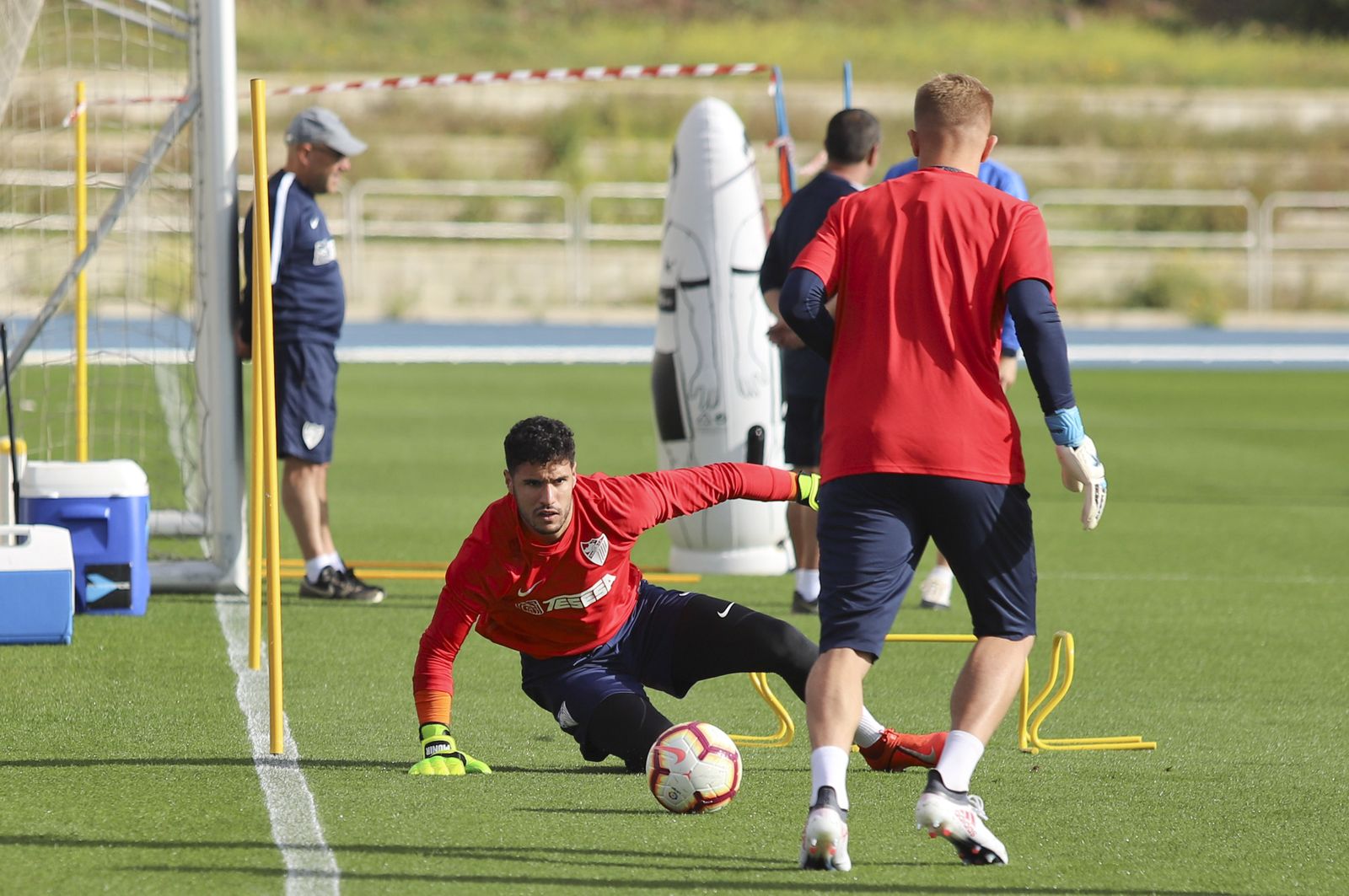 Munir, en un ejercicio junto a Pawel Kieszek.