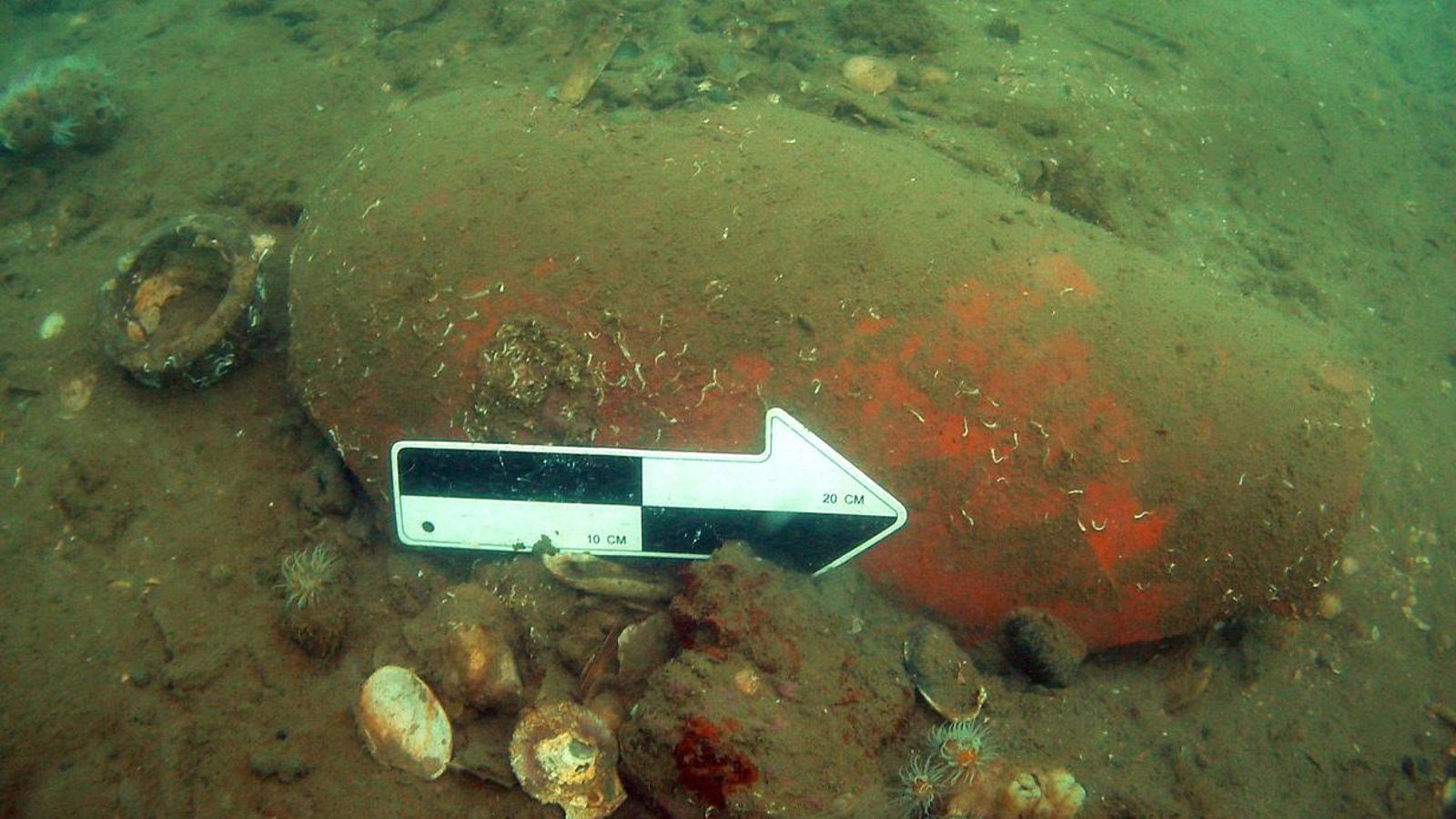 Ánfora romana en el fondo de la ría del Carreras.