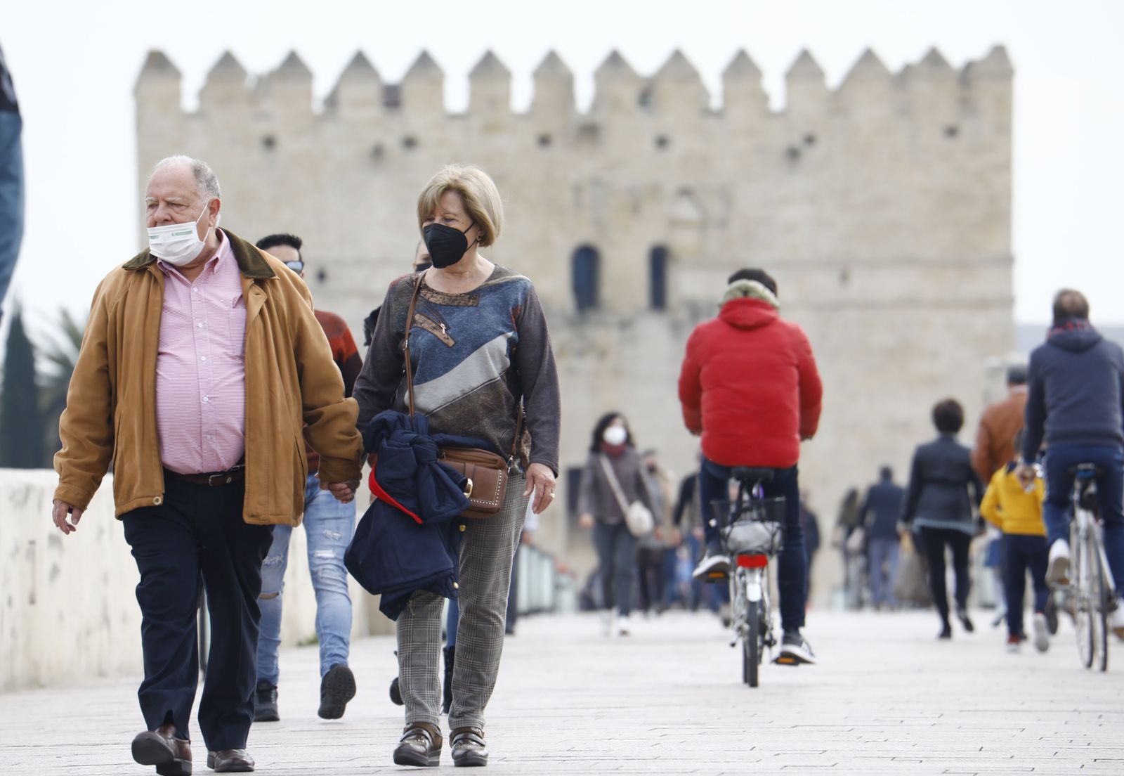 El buen tiempo llena las calles y terrazas en el primer día del Puente de Andalucía en Córdoba