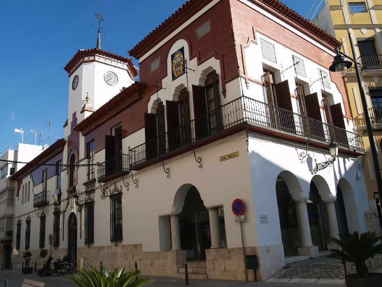 Fachada del Ayuntamiento de Puente Genil.