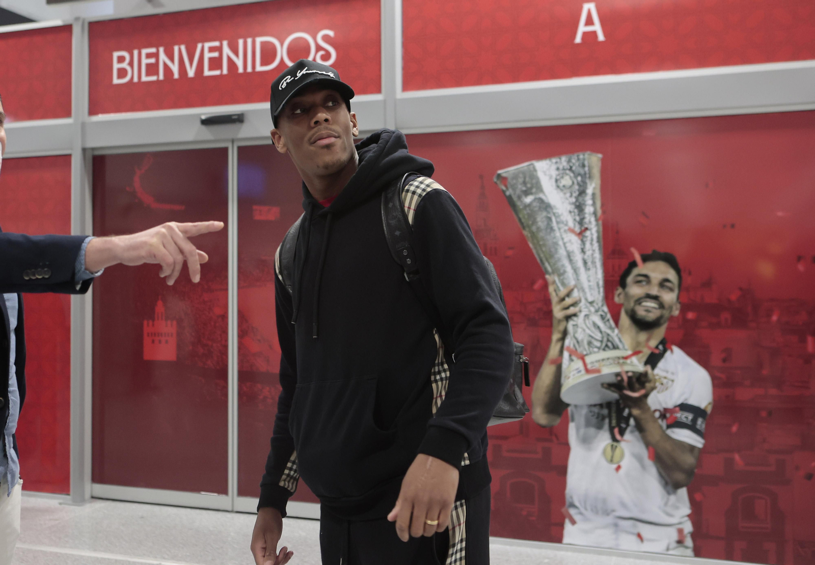 Martial, recién aterrizado en Sevilla, antes de firmar hasta junio.