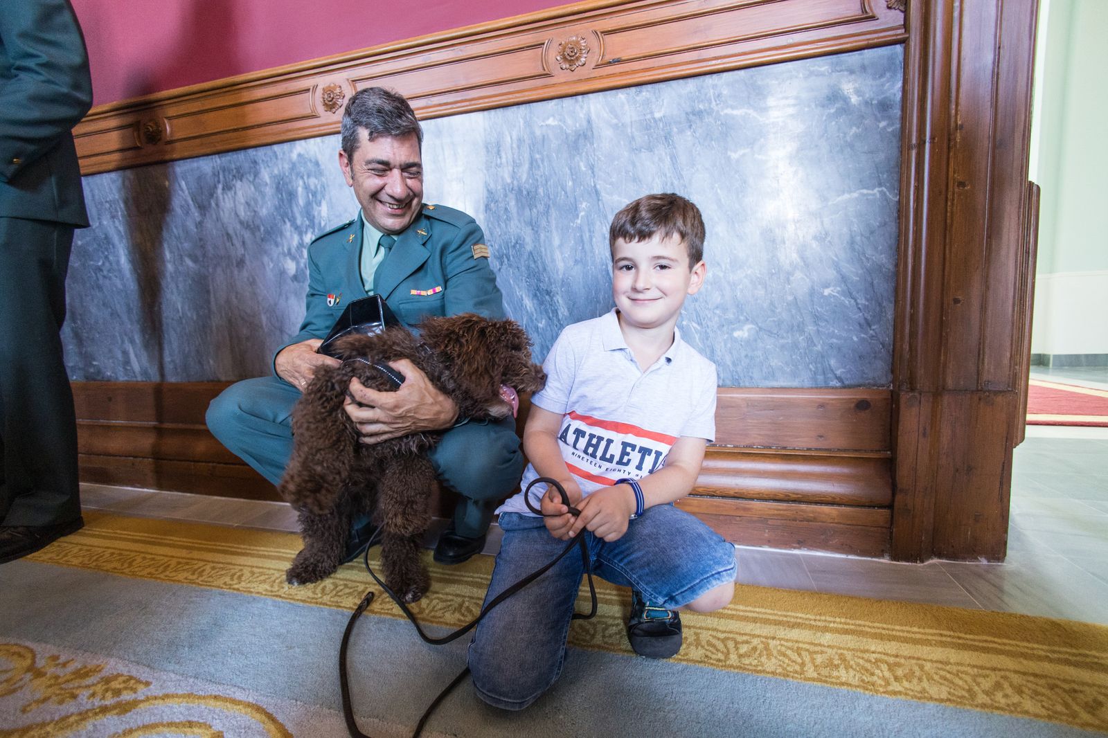 Las imágenes de la entrega del perro adiestrado Enzo a la Guardia Civil en San Fernando