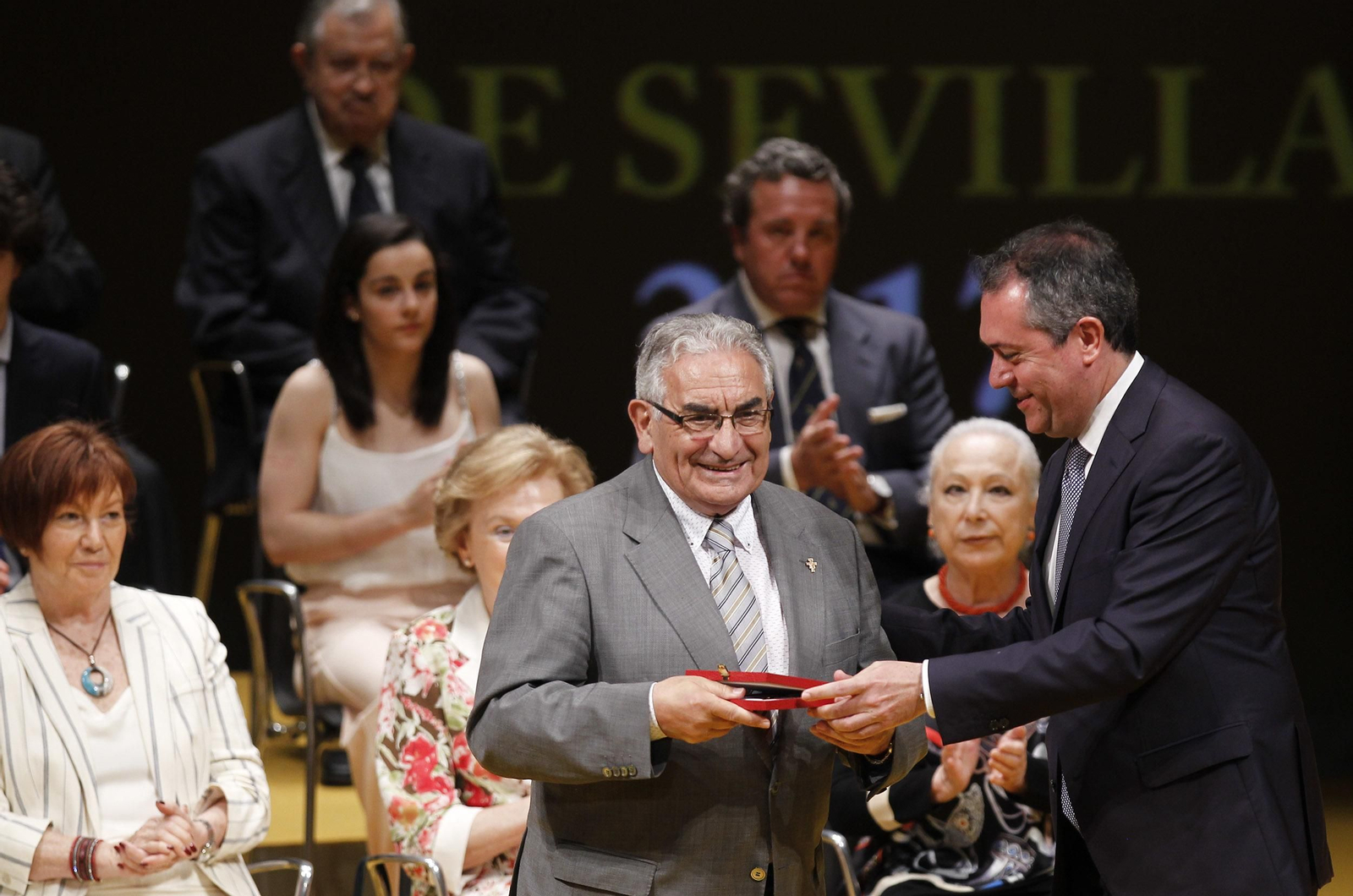 La entrega de las medallas de Sevilla, en imágenes