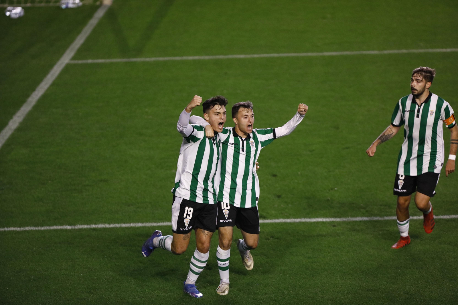 Joaquín, Ale Marín y Migue celebran uno de los goles marcados ante el Rota. Joaquín, Ale Marín y Migue celebran uno de los goles marcados ante el Rota.